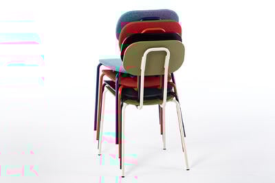 Bunte, stapelbare Objektstühle mit Holzsitz und Metallgestell